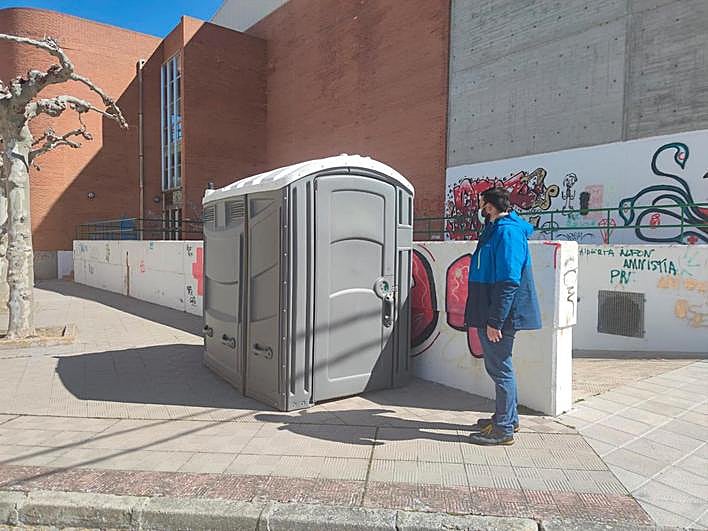 Imagen del aseo adaptado junto al concejal de Urbanismo, Antonio Poveda.