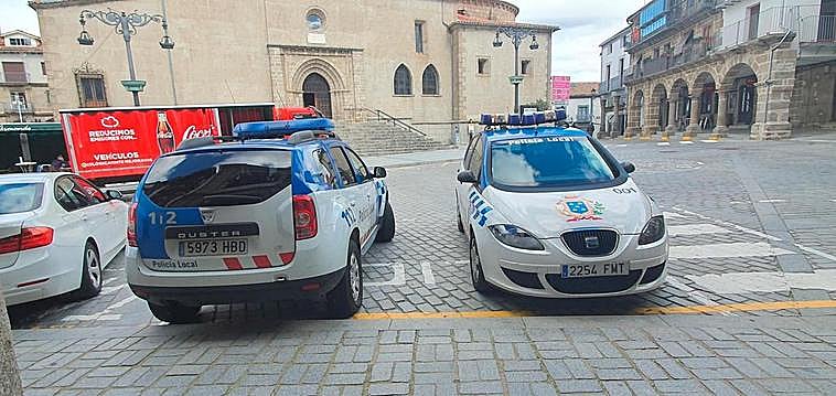 Imagen de dos de los coches de la Policía Local, el de la izquierda está inoperativo y el de la derecha está averiado.