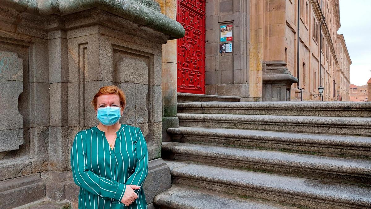 La psicóloga Teresa Sánchez, a las puertas de la Universidad Pontificia.