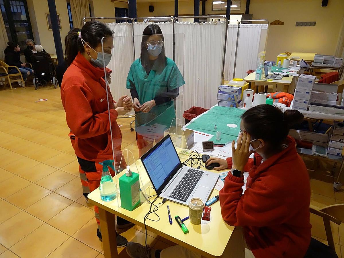 Personal sanitario de Salamanca durante una jornada de vacunación con AstraZeneca.