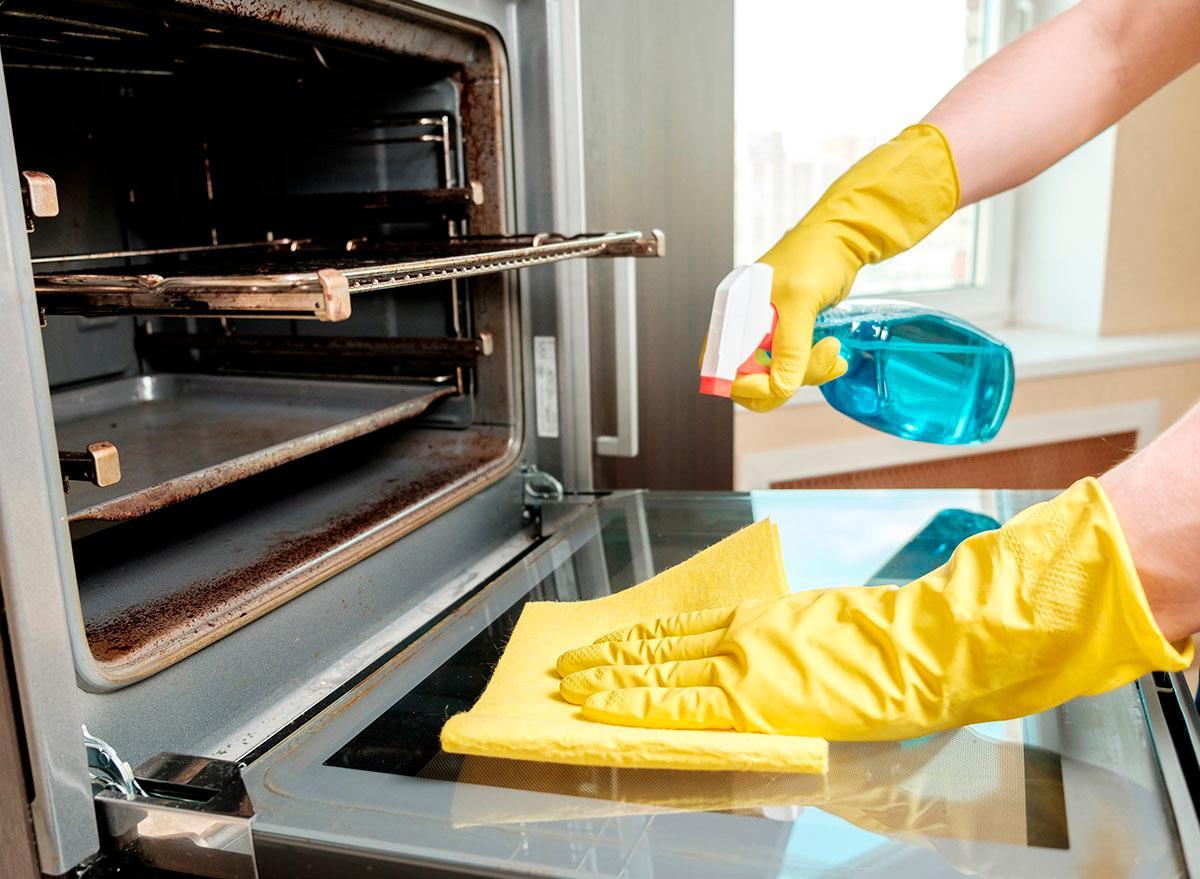 La mejor fórmula para limpiar el horno de forma casera