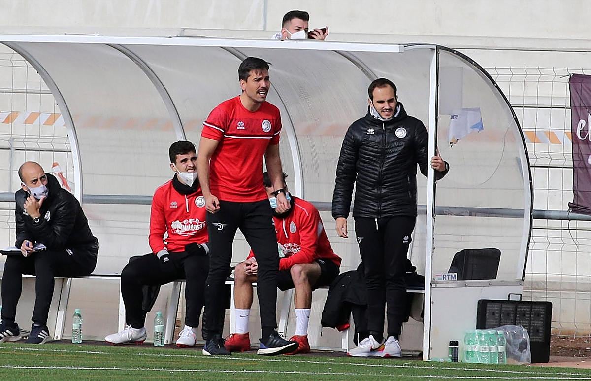 Hernán Pérez en el banquillo del Reina Sofía.