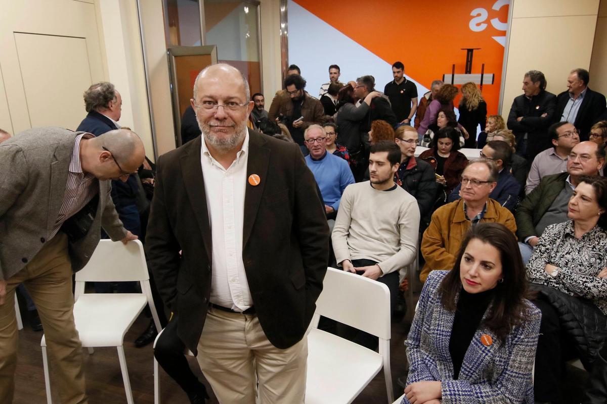 Francisco Igea junto a simpatizantes y afiliados de Ciudadanos.