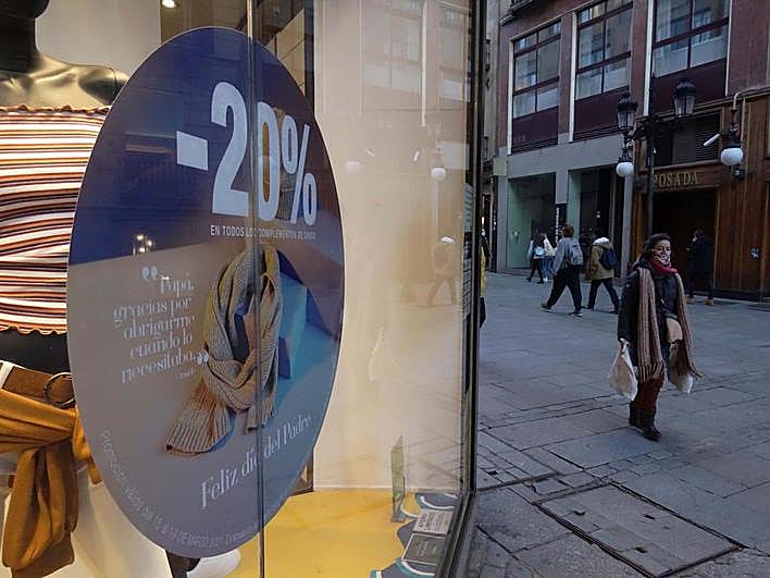 Cartel con descuentos por el Día del Padre en un comercio. I GUZÓN