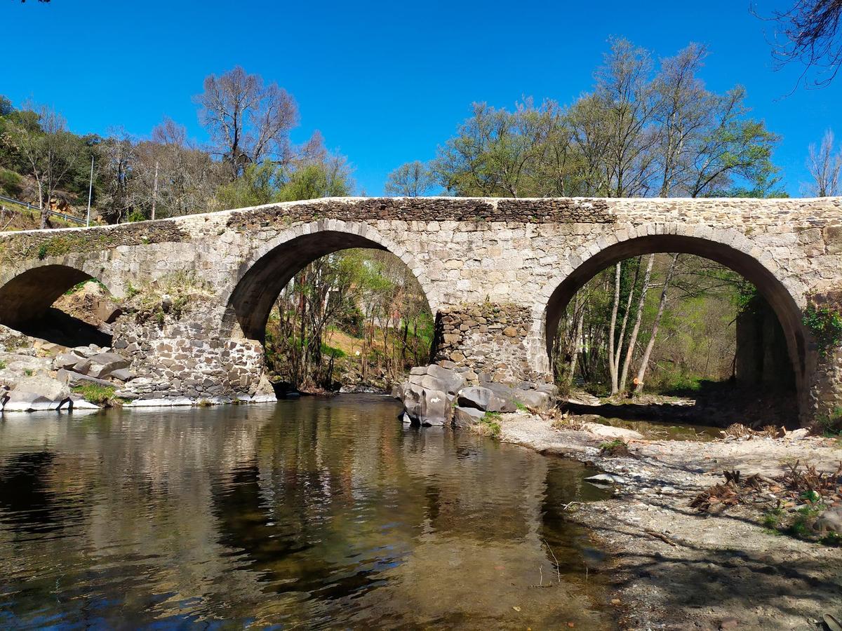 Imagen del puente romano rehabilitado por los dos ayuntamientos este invierno