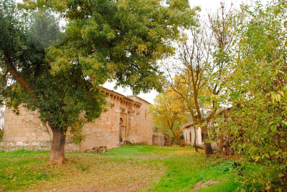 La iglesia de Santibáñez del Río en Doñinos, de estilo románico tardío, es un tesoro poco conocido por el gran público