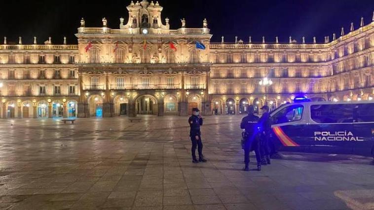 Una patrulla de Policía Nacional vigilando en la Plaza durante el toque de queda.