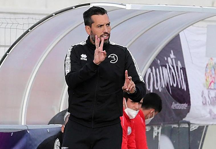 Hernán Pérez da instrucciones a sus futbolistas en un choque en el Reina Sofía.