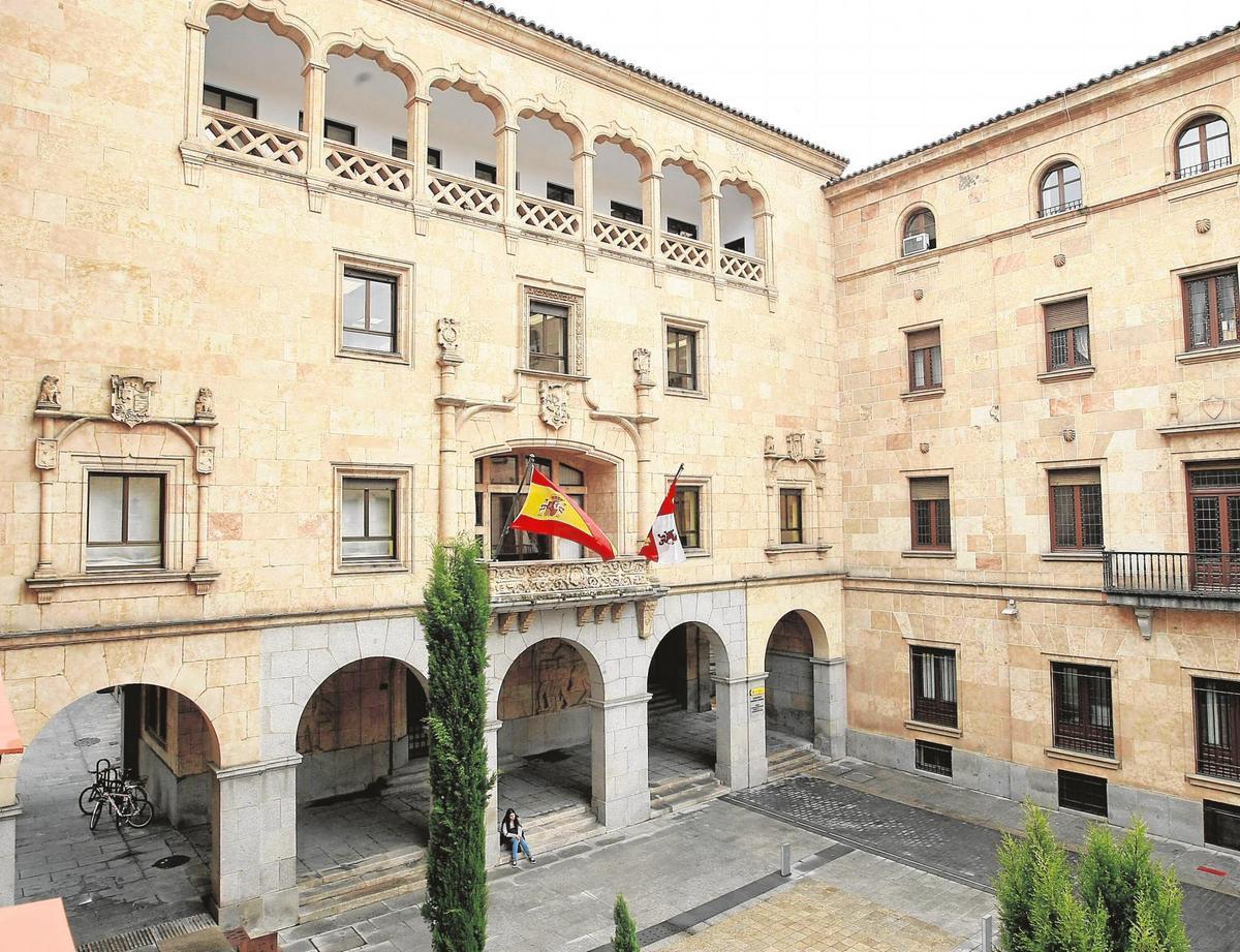 Fachada del antiguo edificio de la Junta en la plaza de la COnstitución.