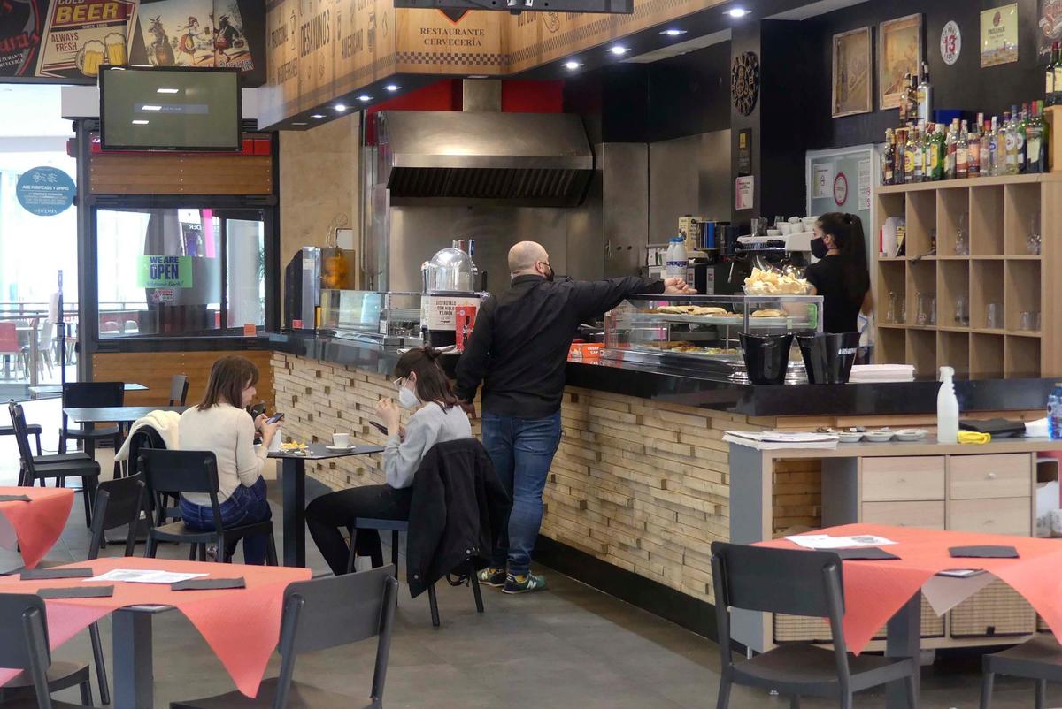 Dos clientes sentados en un establecimiento hostelero de Salamanca.