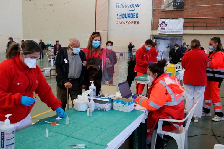 Los mayores de 90 años acudieron al pabellón de Peñaranda para completar la inmunización contra la covid-19.