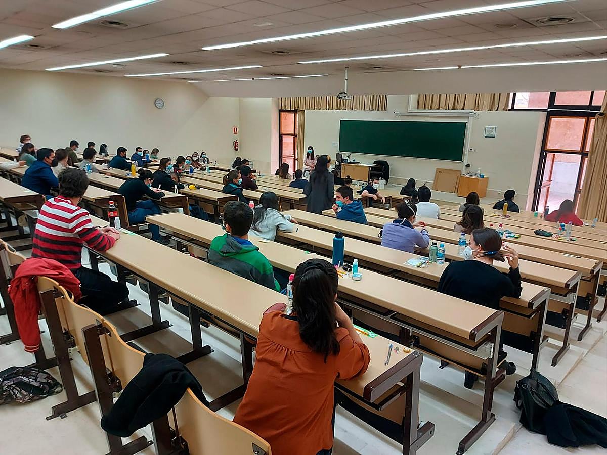 Candidatos en los momentos previos al examen.