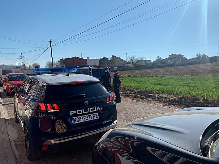 Agentes de la Comisaría de Policía de Salamanca durante el registro en un chalé del Pajarón