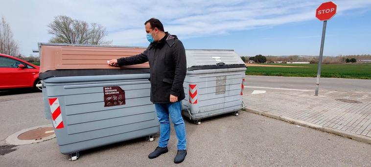 El alcalde, David Mingo, junto a uno de los contenedores especiales para restos orgánicos de tapa marrón