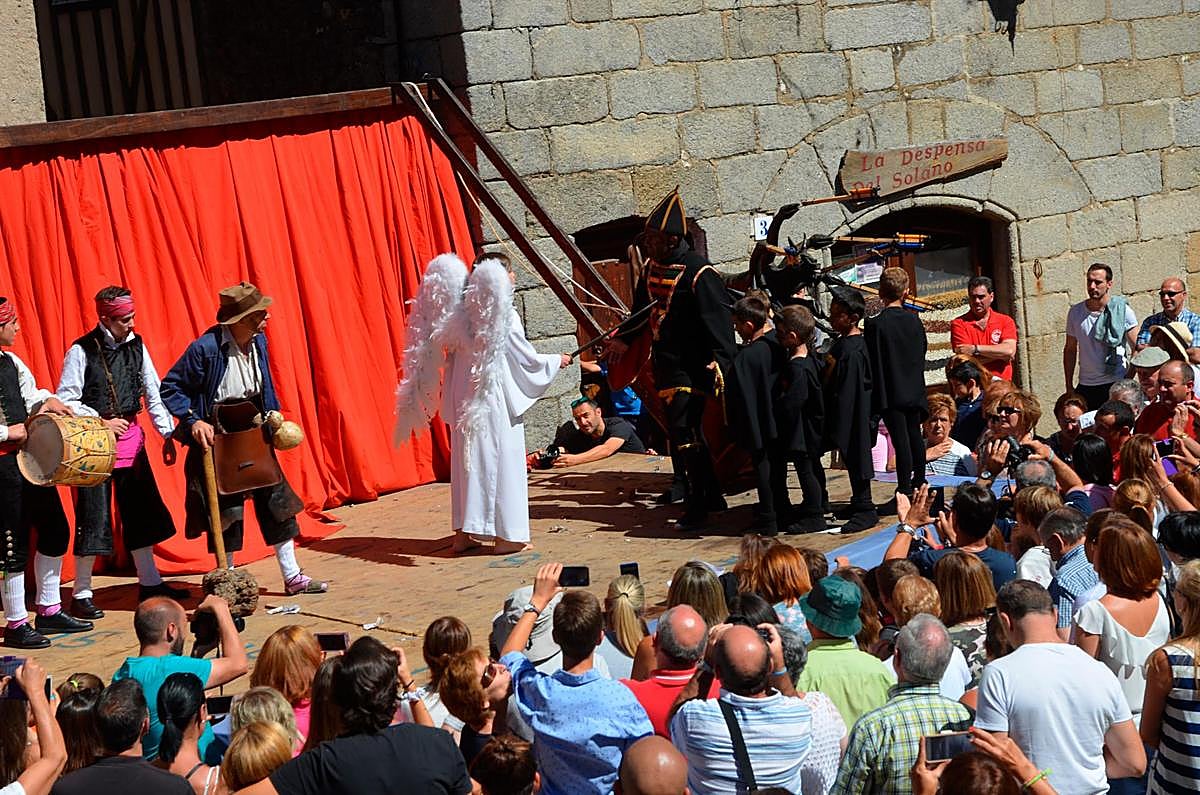 Momento de la Loa de La Alberca en el que aparece el arcángel San Miguel