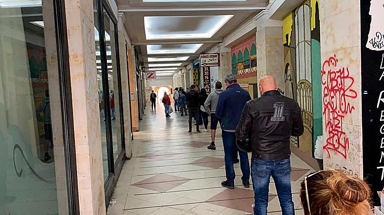 Colas en la Boutique del Pasaje Coliseum.