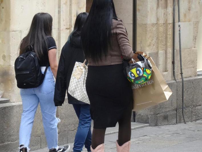 Una mujer con varias bolsas después de comprar.