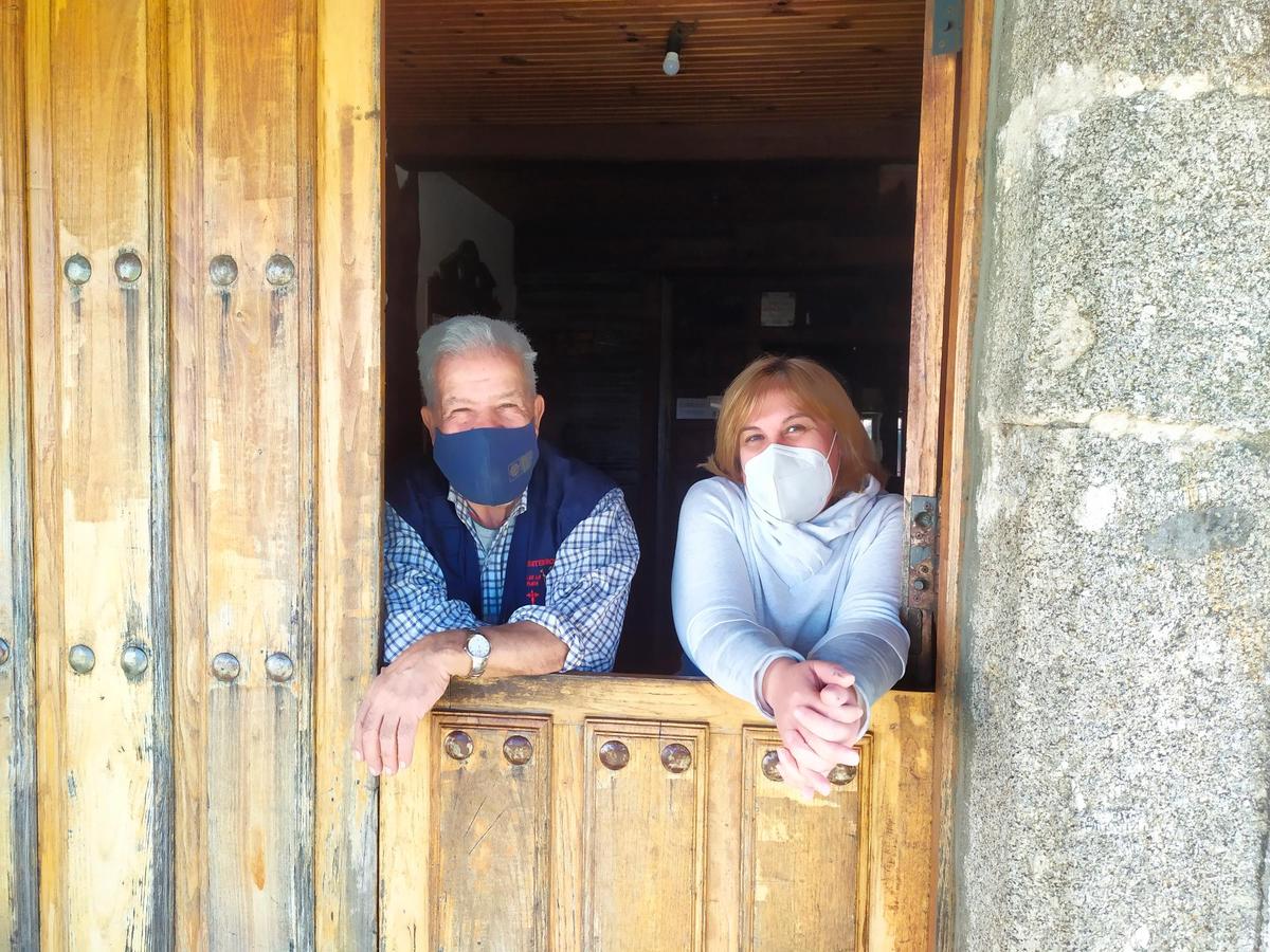 Tino e Isabel, a la puerta del albergue de peregrinos de Fuenterroble de Salvatierra.