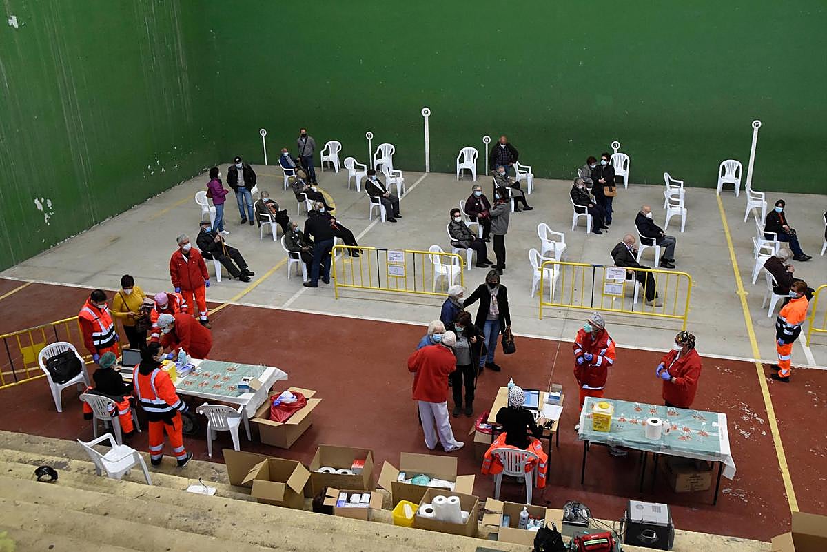 Jornada de vacunación a los mayores de entre 80 y 90 años en el pabellón de Vitigudino.