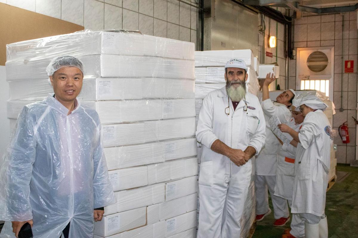 Envío preparado para China. A la derecha, Santiago Martín, director gerente de Embutidos Fermín.