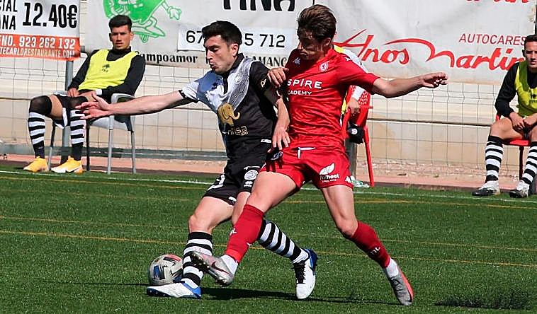 Nespral y Julián Luque pelean por hacerse con el balón.