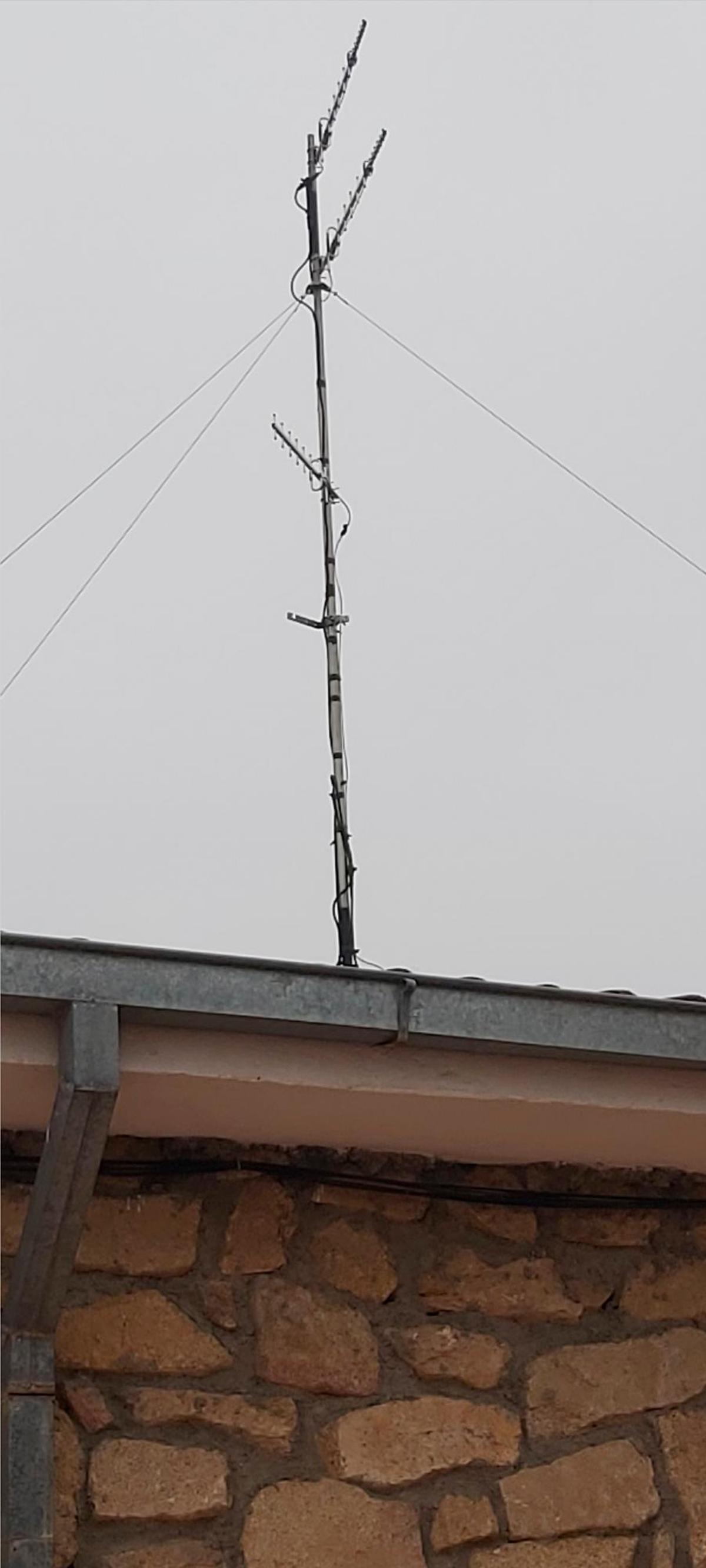 Una antena particular en El Manzano para mejorar la cobertura del móvil.