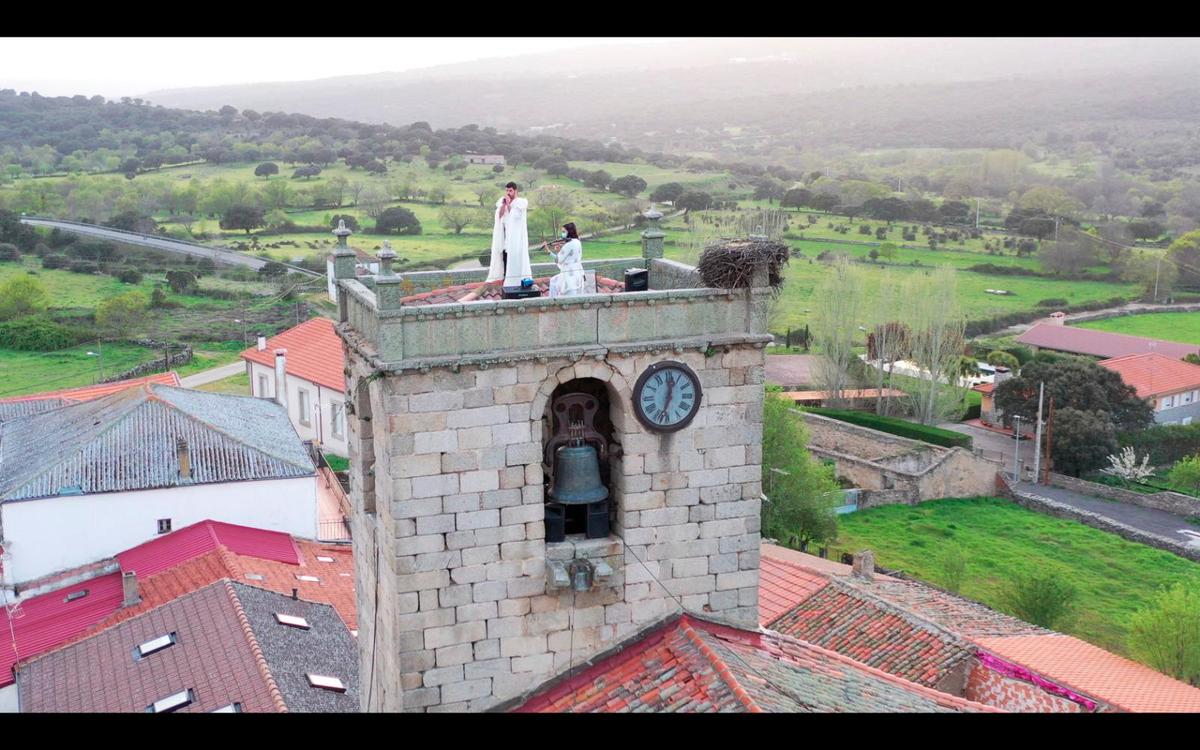 Momento de la actuación sobre el tejado del campanario de Fuentes de Béjar.