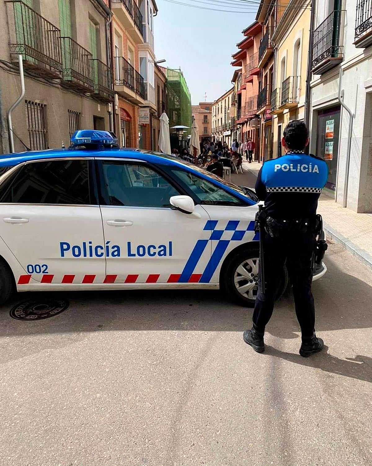 Un agente vigilando la calle Ricardo Soriano.