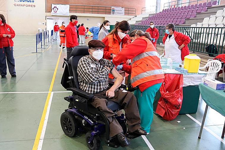 Jesús Granados recibiendo la primera dosis de la vacuna Pfizer el pasado viernes.