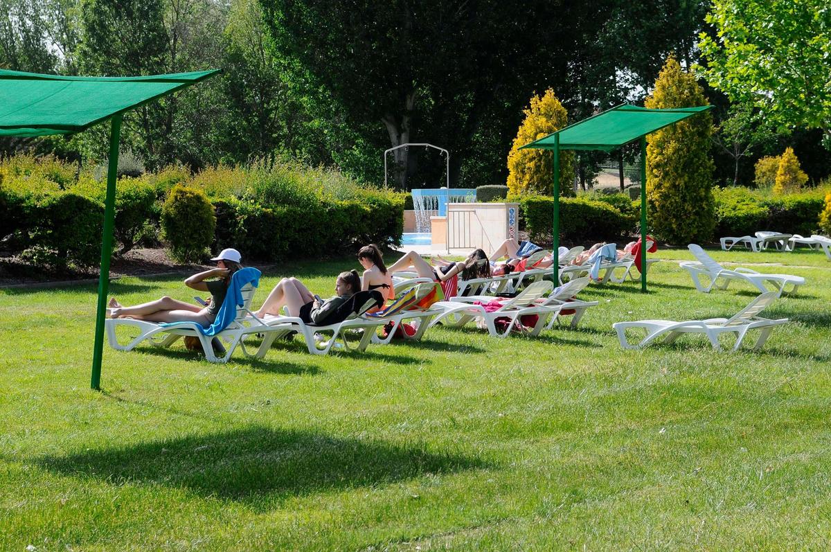 Chicas tomando el sol en una de las piscinas de Salamanca.