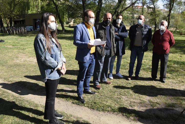 Marcos Iglesias junto con concejales de Ciudad Rodrigo en el punto del río donde habrá wifi.