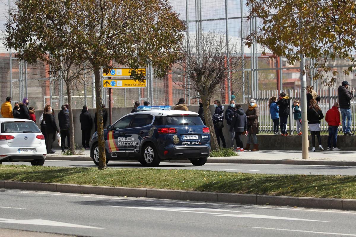 Campo de La Salud de Pizarrales con aficionados en la calle viendo un amistoso de fútbol base semanas atrás.