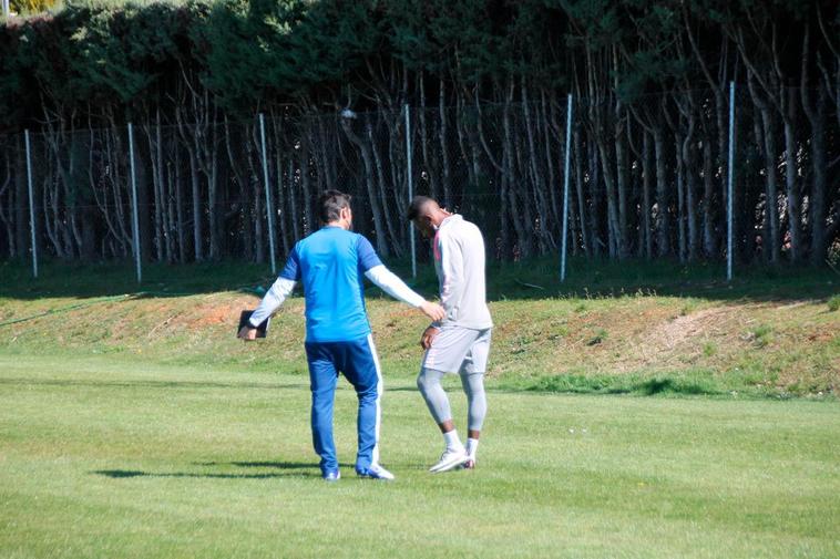 Lolo Escobar habla con Arroyo en el entrenamiento.