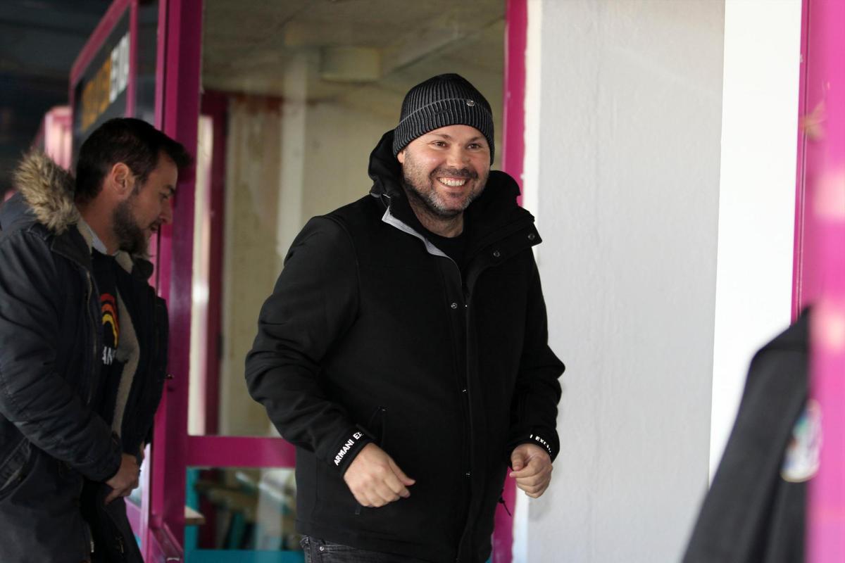 Manuel Lovato, presidente del Salamanca UDS, saliendo sonriente del palco del estadio Helmántico.