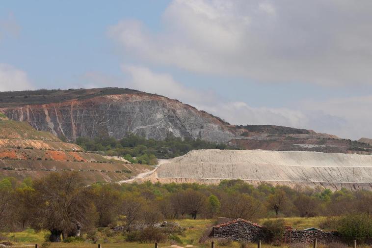 Imagen de la mina de wolframio con la dehesa de Los Santos en primer término.