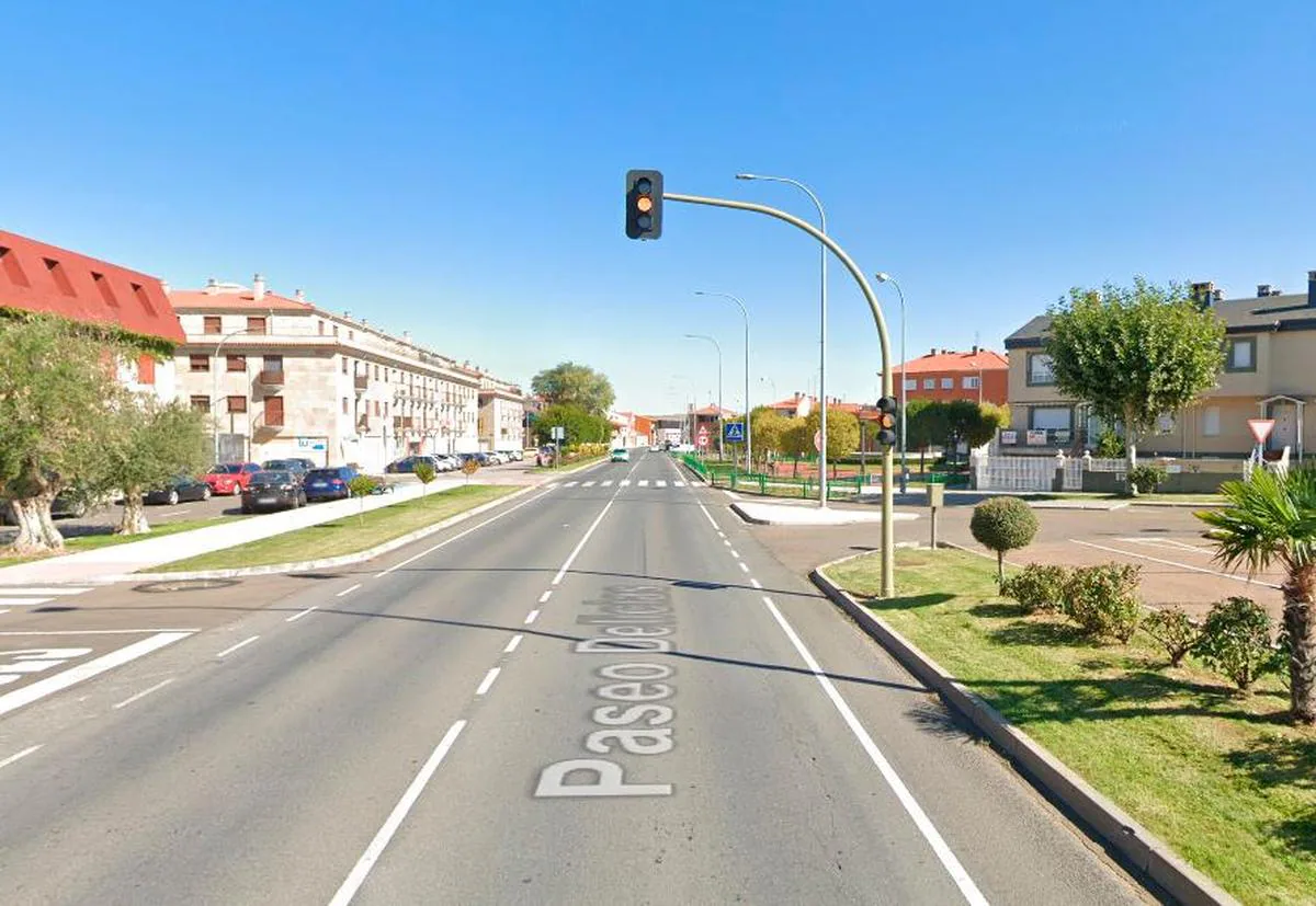 La carretera, a su paso por Villares de la Reina.