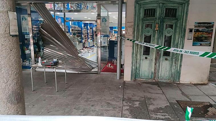 Imagen de la puerta de la perfumería contra la que estrellaron el coche.