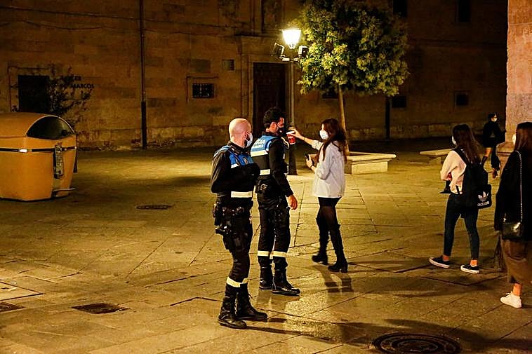 Agentes de la Policía local, de patrulla nocturna en Salamanca