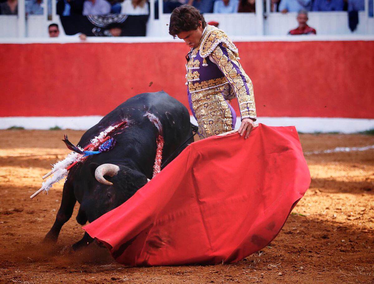 Eduardo Gallo, en un cambio de mano en una corrida de toros celebrada en México.