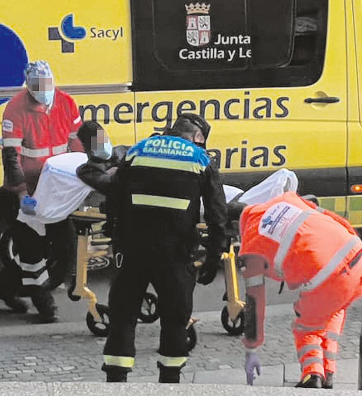 Una persona es atendida tras sufrir un accidente en la calle