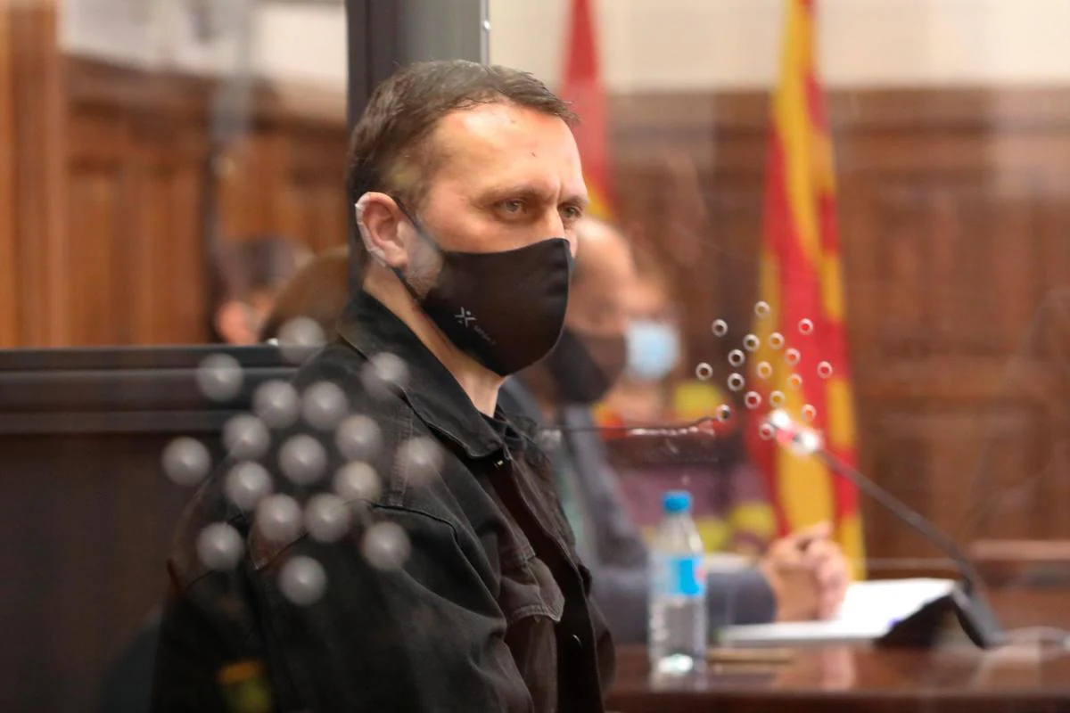 El acusado Norbert Feher, alias ‘Igor el Ruso’ declara en una cabina de cristal blindada, en la Audiencia Provincial de Teruel.