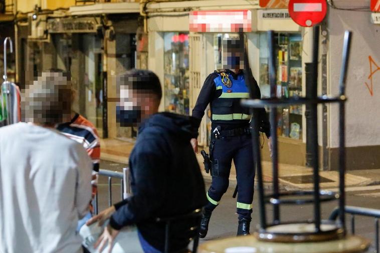 Un agente de la Policía Local de Salamanca, de patrulla.