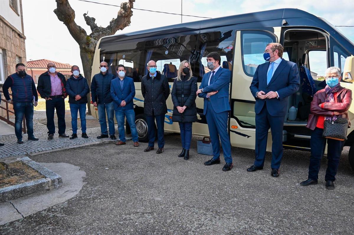 Presentación del Bono Rural de Transporte Gratuito en Fuentes de Oñoro con la presencia del consejero Suárez-Quiñones