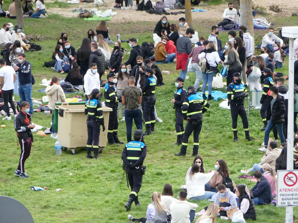 La Policía local, de patrulla durante el Lunes de Aguas en el Puente Romano