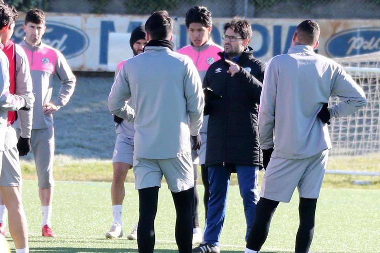 Lolo Escobar da instrucciones durante un entrenamiento del Salamanca UDS.