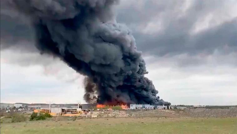 La localidad toledana de Seseña, en alerta máxima por un grave incendio en su polígono industrial