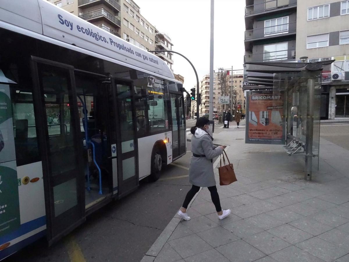 Una usuaria se baja del autobús en una de las paradas de avenida Mirat.
