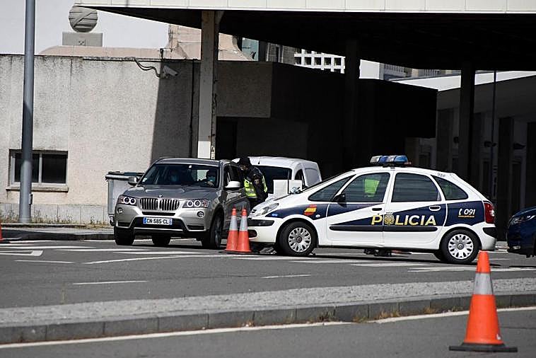 Controles policiales en el paso fronterizo de Fuentes de Oñoro.