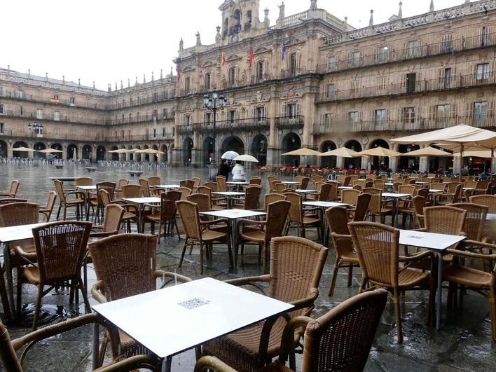 Imagen desoladora de la Plaza Mayor con las terrazas puestas bajo la lluvia sin clientes.