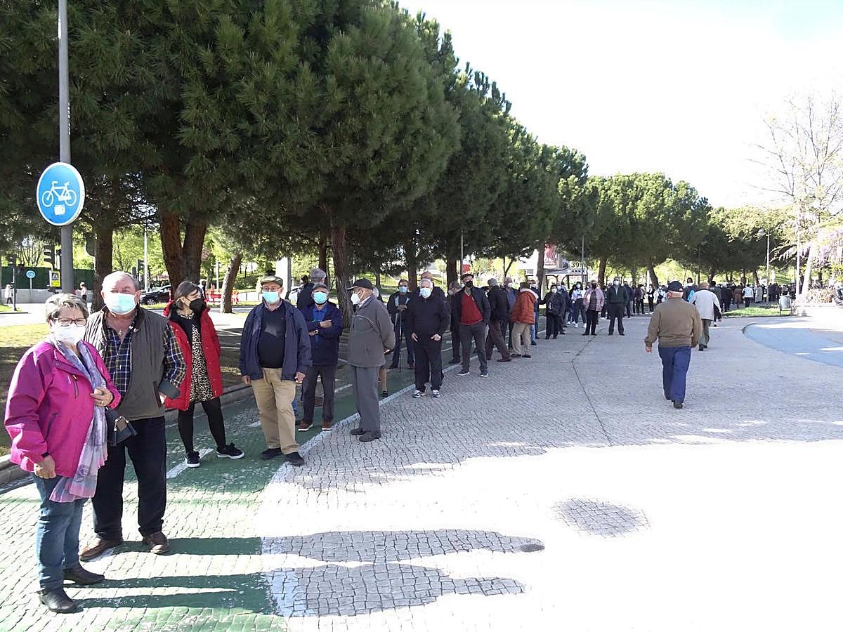 Mayores convocados para vacunarse, hacen cola ayer en el entorno del Multiusos.